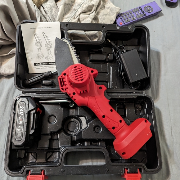 Battery powered mini chainsaw - Picture 8 of 8